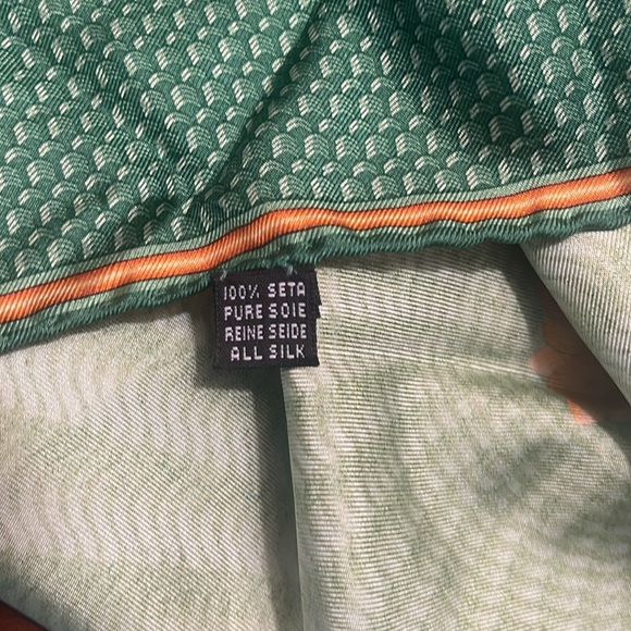 Vintage silk Fabergé 18x18 scarf (copy) - Picture 4 of 4